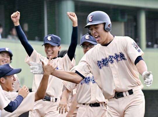 ８回、２点ランニング本塁打を放ち、歓喜の仲間に迎えられる宇中央の川上（右）＝清原球場、磯真奈美撮影