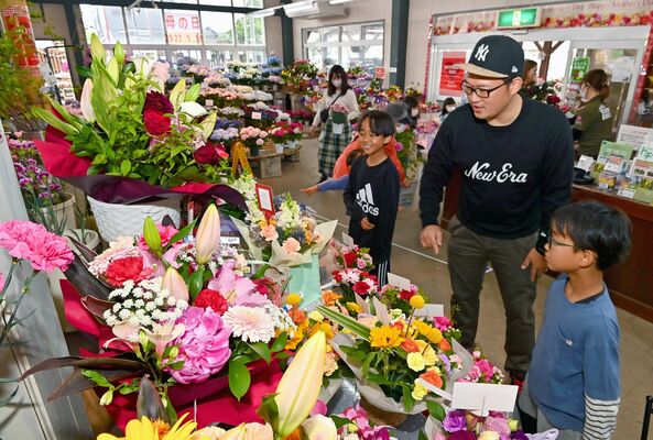 母の日に贈る花を品定めする親子ら＝13日午前10時50分、宇都宮市鶴田町