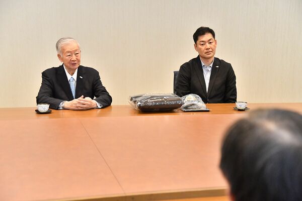 今季の報告をするバックスのセルジオＳＤ（左）と土田ＴＤ＝下野新聞社