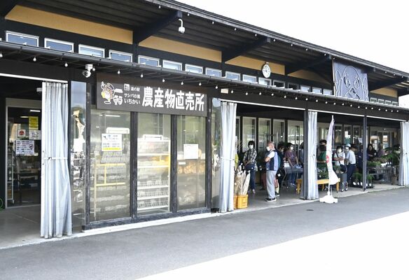 人気のトマトを求め開店前にできる行列