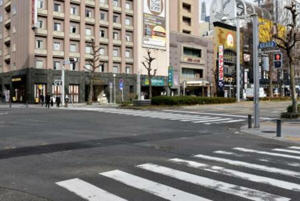 　横断歩道を歩いていた男女がひかれる事故があった交差点＝４日午後、名古屋市中区錦