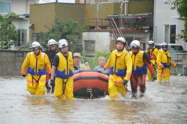 関東・東北豪雨で被災し、ボートで救出される地域住民＝２０１５年９月10日午前、小山市大行寺