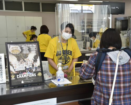 ブレックスＴシャツを着用し業務に当たる栃木銀行陽南支店の行員ら＝宇都宮市内