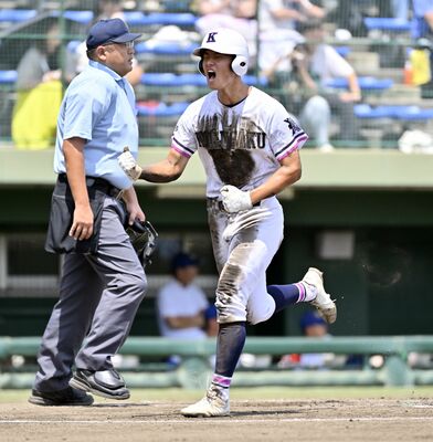 １回、国学栃木・藤井の適時二塁打で二走・椿がガッツポーズで生還＝エイジェック