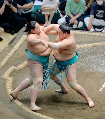 　一山本（右）が押し出しで琴桜を破る＝両国国技館