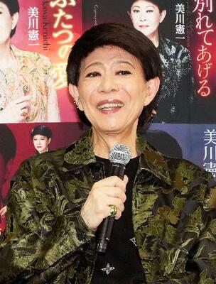 イベントで記者の質問に答える美川憲一=東京都港区