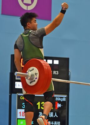 重量挙げ少年男子89キロ級　ジャーク４位入賞の及川が最終試技に成功し観客の声援に応える＝小山市の小山市立体育館