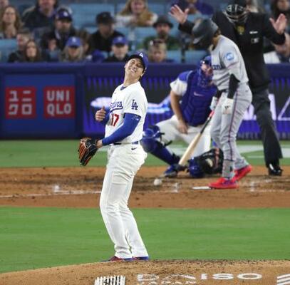 　マーリンズ戦の６回、ノービーのスイングはファウルで三振とならず悔しがるドジャース・大谷＝ロサンゼルス（共同）