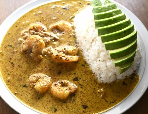 クリーミーなアボカドが味わい深い「アボカドとエビのカレー」