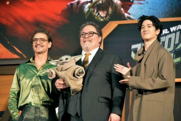 　「スター・ウォーズ」の新作映画公開に合わせたイベントに登壇した（左から）ペドロ・パスカル、ジョン・ファブロー監督、中島裕翔＝東京都港区