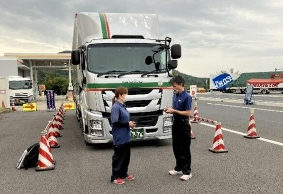 昨年の実証実験で、運転を交代するドライバー＝佐野市（東日本高速道路提供）