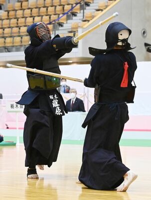 剣道成年男子決勝　藤原（左）がメンを狙う＝宇都宮市のユウケイ武道館