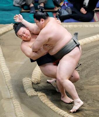 　延原（右）が浴びせ倒しで炎鵬を破る＝両国国技館