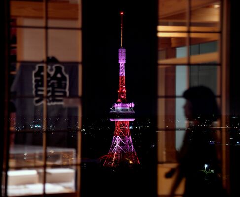 県庁15階展望ロビーから見えるピンク色に照らされた宇都宮タワー＝４日午後７時35分、宇都宮市塙田１丁目