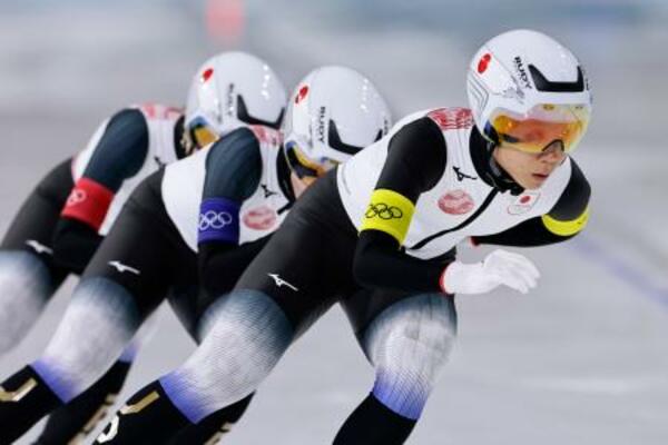 　女子団体追い抜き３位決定戦　滑走する高木美帆（右）ら日本＝ミラノ（共同）