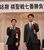棋聖戦第３局の前夜祭でガッツポーズする一力棋聖（右）と井山王座＝26日午後、日光市安川町