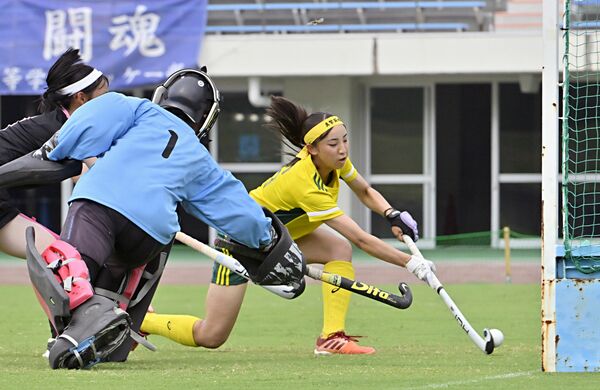 第4クオーター3分、今市の福田が2点目のシュートを決める=鳥取市のヤマタスポーツパーク陸上競技場、広瀬華撮影