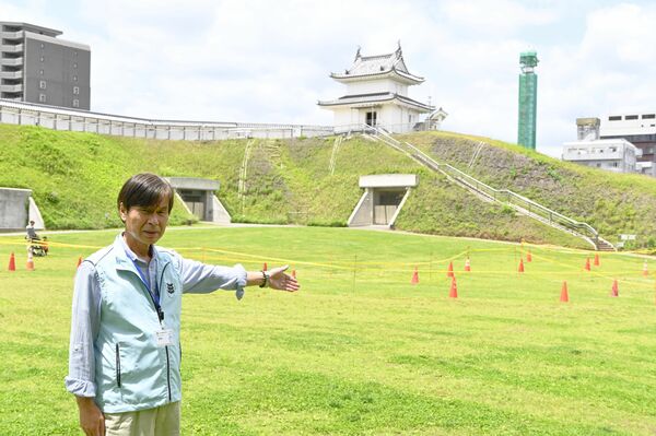宇都宮城本丸の一部を復元した宇都宮城址公園。御成御殿があった辺りを示す篠崎さん
