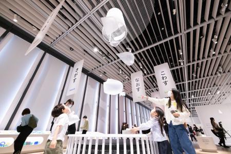 デザインスタジオYOYの作品「るてす」は、重力に逆らって天井のゴミ箱へポリ袋を捨てる試み=東京・虎ノ門(提供写真)