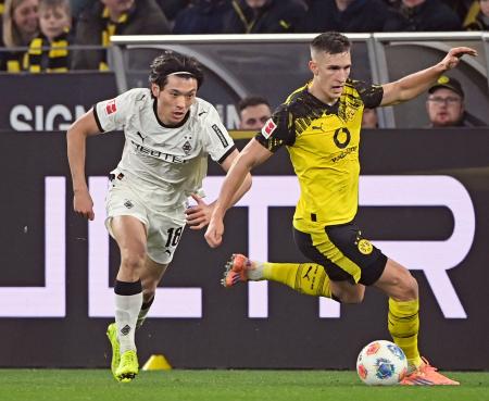 　ドルトムント戦で競り合うボルシアＭＧの町野（左）＝ドルトムント（共同）