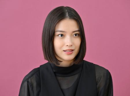 「幼い頃から歌うこと、音楽を聴くことが好きで、音楽に携わる仕事ができればと思っていた」と話す茅島みずき