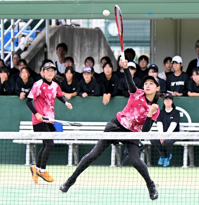 ソフトテニス女子個人決勝　川崎・土井組（清原）－設楽・鎌田組（芳賀）戦　第４ゲーム、土井がボレーを決める。左は川崎＝石川スポーツグラウンドくろいそ