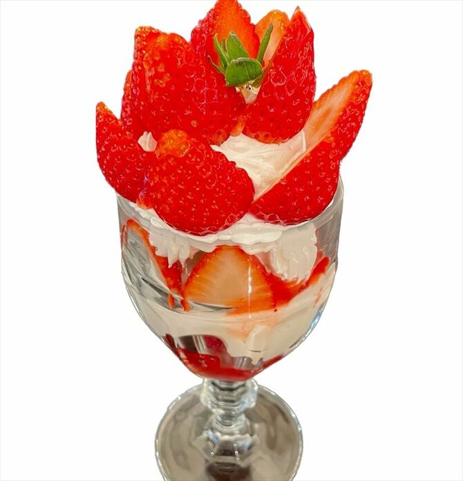 ＜紅虎菜舗＞「とちおとめイチゴパフェ」パフェ単品 1,210円（イ）/　お食事とご一緒で 990円（イ）ー佐野市産「とちおとめ」たっぷりのイチゴパフェ。佐野プレミアム・アウトレット限定商品。