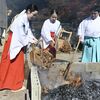 冬に備え「落ち葉たき」日光二荒山神社中宮祠　秋と冬が同居する奥日光「気持ち良くお参りいただければ」
