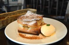 【グルメ探訪】熱々に ひんやりマッチ　アップルパイ・アイス添え　カフェ…