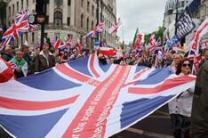 ロンドン、極右デモに６万人参加