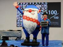 町にあふれるサンタ、１００人に