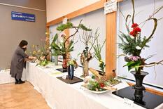 秋感じさせる生け花展　鹿沼のまちの駅で 26日まで　「命を全て楽しんで…