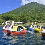 爽やかな風を受け湖上疾走　奥日光・中禅寺湖でスワンボートレース　神事で…