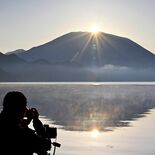 男体山頂に日の出「ダイヤモンド男体」輝く　奥日光・千手ケ浜