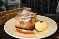 【グルメ探訪】熱々に ひんやりマッチ　アップルパイ・アイス添え　カフェブラッスリー古今東西（佐野）