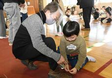 児童が祖父母らに反射材