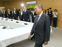 看板政策、道半ばで退場