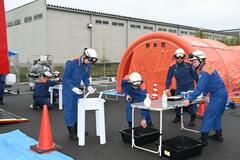 震度6弱想定し合同で支援訓練