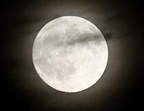 雲間に十五夜の輝き