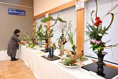 秋感じさせる生け花展　鹿沼のまちの駅で 26日まで　「命を全て楽しんでもらうため」枯れ始めた花も多様