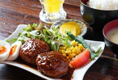 【グルメ探訪】金曜限定の新メニュー　手ごねハンバーグ定食　ツルミ食堂（栃木）