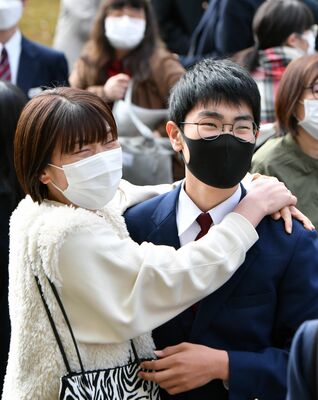自分の番号を見つけ喜ぶ受験生ら＝14日午前10時、宇都宮北高