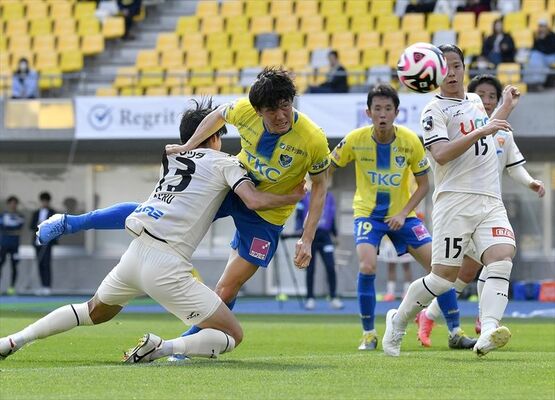 前半ロスタイム、栃木ＳＣのＦＷ矢野（中央）がヘディングシュートを放つ＝カンセキスタジアムとちぎ