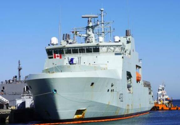 神奈川県の海上自衛隊横須賀基地に入港したカナダ海軍の哨戒艦「マックス・バーネイズ」=17日午前