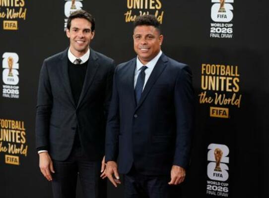 　サッカーＷ杯北中米３カ国大会の組み合わせ抽選会の会場で、写真に納まる元ブラジル代表のカカさん（左）とロナウドさん＝５日、米ワシントン（共同）