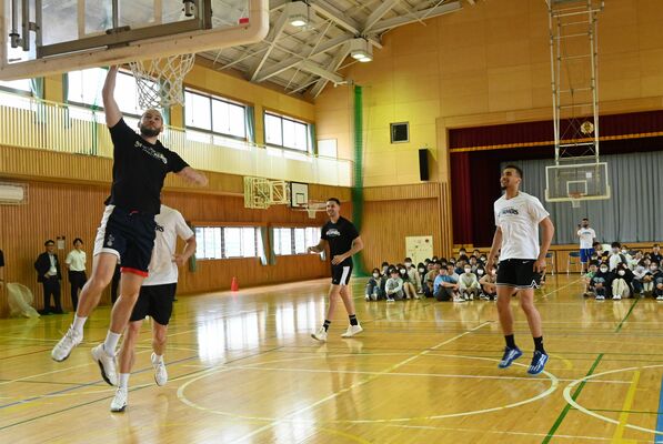 児童の前でプレーを披露するトゥールーズの選手たち