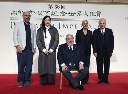 　第３６回高松宮殿下記念世界文化賞に決まった、（左から）絵画部門のピーター・ドイグさん、彫刻部門のマリーナ・アブラモビッチさん、建築部門のエドゥアルド・ソウト・デ・モウラさん、演劇・映像部門のアンヌ・テレサ・ドゥ・ケースマイケルさん、音楽部門のアンドラーシュ・シフさん＝２１日午後、東京都港区