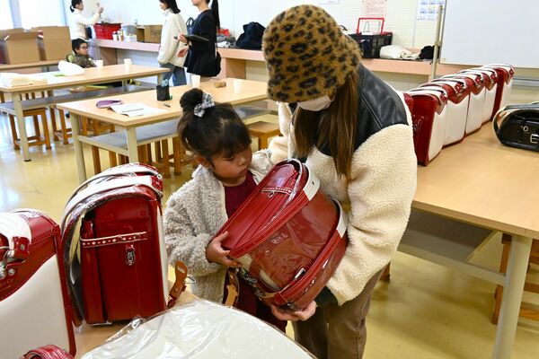 ランドセルを選ぶ子ども