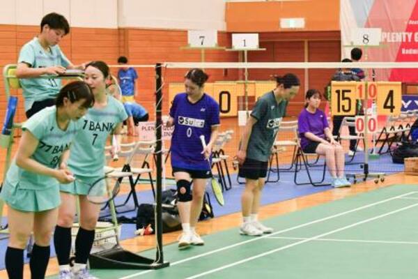 15点制で実施されたバドミントンの全日本実業団選手権=深谷市総合体育館