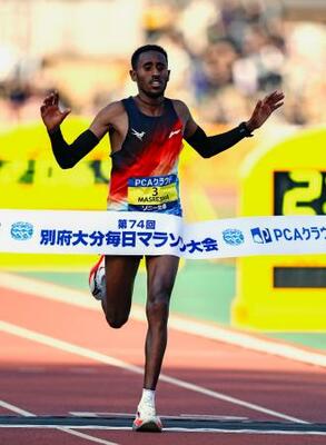 2時間6分49秒で優勝したゲタチョウ・マスレシャ=ジェイリーススタジアム